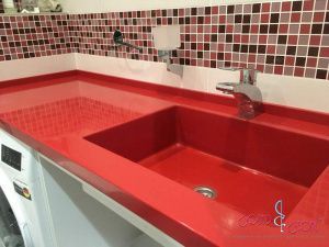 Красная столешница из искусственного камня для ванной с прямоугольной раковиной