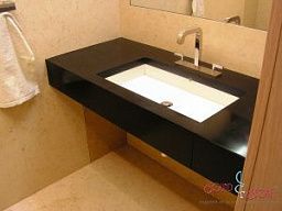 Чёрная столешница из искусственного камня прямоугольной формы для ванной