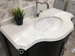 Белая кварцевая столешница в ванной комнате