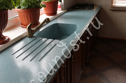 Голубая кухонная столешница с литой мойкой