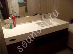 Белая акриловая столешница для ванной с квадратной мойкой