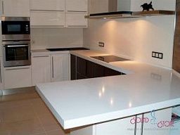Барная стойка из искусственного камня для кухни угловая Hi-Macs S034 Diamond White