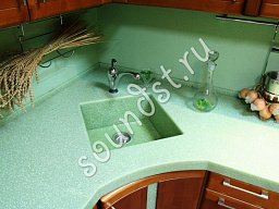 Зеленая мойка из искусственного камня в кухню